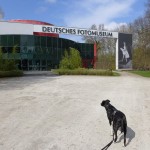 Mit Hund im Deutschen Fotomuseum im agra-Park bei Leipzig