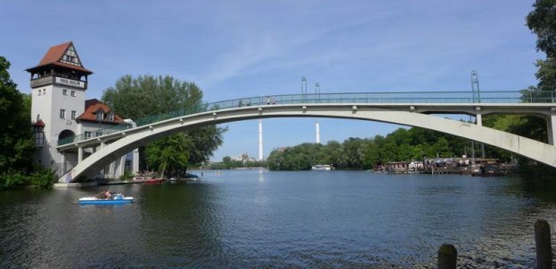 Brücke zur Insel im Treptower Park