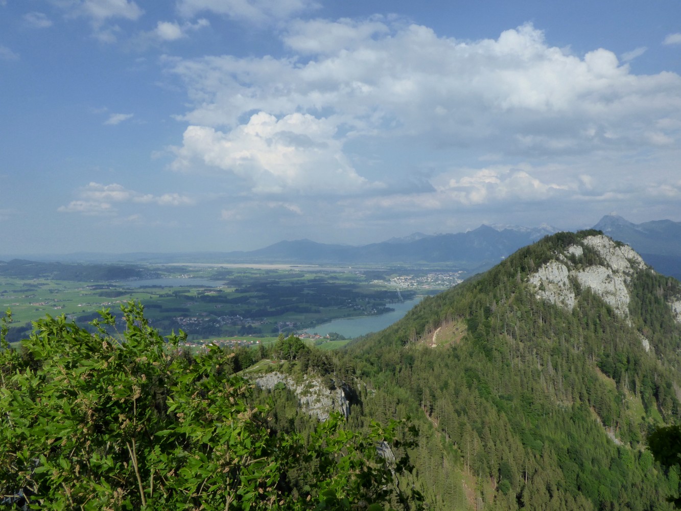 Blick nach Füssen und Weissensee und Hopfensee von Burgruine Falkenstein